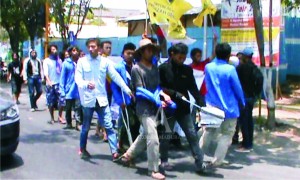 PEDULI. Aksi solidaritas mahasiswa Probolinggo yang tergabung dengan Aliansi Masyarakat Peduli Keadilan atas pembunuhan petani kecil Salim Kancil.
