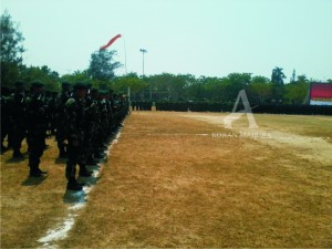 BERSIAP. Tampak aparat keamanan TNI dan Polri bersiap-siap menuju ke 108 desa yang sudah di tentukan, Selasa (27/10).