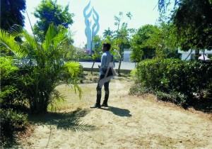 GERSANG. Kondisi taman Arek Lancor butuh perhatian serius agar pohon dan bunganya bertahan hidup di musim kemarau.
