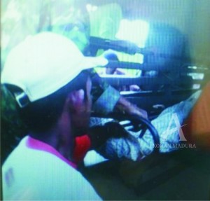 TERBARING. Petugas mengevakuasi Buchari (50) warga asal Desa Pagar Batu, Kecamatan Saronggi, Kabupaten Sumenep, ke Puskesmas Galis.