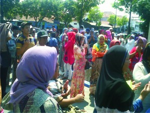 AKSI. Ratusan massa dari Forum Umat Islam Pecinta Habib dan Ulama memadati gedung Pengadilan Negeri Sampang, Selasa (6/10).