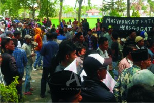 BERTAHAN. Massa masih bertahan hingga hari kedua di depan kantor Bupati Sampang, Kamis (22/10).