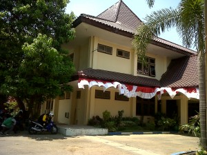 KUNKER. Gedung DPRD Bangkalan yang berada di Jalan Soekarno Hatta. Dua hari ini, gedung DPRD Bangkalan bakal kosong karena seluruh anggota dari empat komisi melakukan kunjungan kerja ke luar kota.
