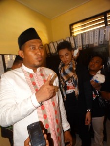 Achmad Fauzi, Cawabup Sumenep saat diwawancarai oleh awak media terkait dengan optimisme menatap Pilkada 9 Desember mendatang. Melihat situasi dan kondusi, ia bersama KH Busyro semakin optimis menang.