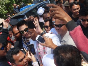 Achmad Fauzi, Cawabup Sumenep dan Irwan D' Academy saat disambut oleh ribuan warga, Minggu (9/10) di Pasar Dasuk.