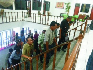 PERTEMUAN. Perwakilan petani garam yang tergabung dalam Forum Penggarap Lahan Non Produktif PT Garam di Desa Pinggir Papas Kecamatan Kalianget memasuki ruang Graha Paripurna Gedung DPRD Sumenep, Selasa (6/10). Komisi II DPRD mempertemukan mereka dengan manajemen PT Garam untuk membahas rencana penaikan harga sewa lahan garam.