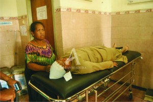 DIRAWAT. Korban penjambretan harus mendapat perawatan intensif di Puskesmas Ketapang Kota Probolinggo.