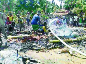 JADI ARANG. Dua rumah milik Sumaji dan Buhari di Dusun Platok, Desa Montok, Kecamatan Larangan, Pamekasan, ludes terbakar, Rabu (28/10).