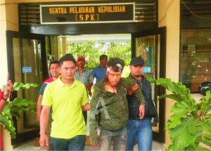 BABAK BELUR. Dua pelaku digiring ke Mapolres Bangkalan untuk dilakukan penyelidikan lebih lanjut usai dihajar massa di Desa Gili Anyar, Kecamatan Kamal, Bangkalan Kamis (22/10).