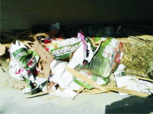 SOBEK. Salah satu bekas sobekan alat peraga kampanye (APK) di Desa Jate, Kecamatan Giligenting, Pulau Gili Raja, yang dicabut oleh Panwascam Giligenting.