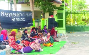 MENANTI. Masyarakat Batu Poro Barat ketika menunggu keputusan Bupati Sampang H Fannan Hasib di Kantor Pemkab Sampang, Kamis (22/10) kemarin.