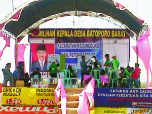 LEBIH AWAL. Kondisi penghitungan surat suara di TPS Batu Poro Barat, Kecamatan Kedungdung ketika pada pukul 11.14 wib waktu setempat, Rabu (28/10).