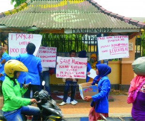 PRIHATIN. Sejumlah mahasiswa saat berorasi di perempatan trafick light sambil meminta sumbangan kepada pengendara bermotor untuk diberikan kepada warga yang kekurangan air bersih, Kamis (22/10).