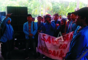 DEMONSTRASI. Sejumlah mahasiswa yang tergabung dalam PMII Cabang Bangkalan saat melakukan aksi ke DPRD Bangkalan, Rabu (28/10).