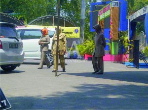 KELUYURAN. Sejumlah PNS terlihat sedang mendatangi salah satu stan pameran pembangunan pada jam masuk kantor, Selasa (27/10).