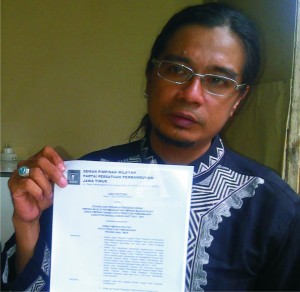 TUNJUKKAN. Sekretaris DPC PPP Risang Bima Wijaya saat menunjukkan Surat Keputusan partai.