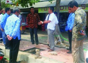 PANTAU. Sidak perbaikan saluran drainase yang dilakukan Komisi C DPRD Bangkalan waktu lalu.