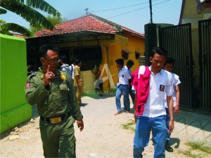 BOLOS. Puluhan siswa berhasil terjaring razia Satpol PP di warnet jalan Pramoka, Pamekasan.