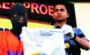 BERAKHIR. Pemuda pengangguran spesialis pembobol rumah kosong diringkus Tim Buser Satreskrim Polres Probolinggo.