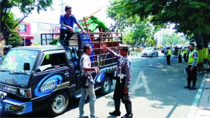 MELANGGAR. Kendaraan Pick Up terbuka yang mengangkut siswa berhasil diamankan terjaring dalam opertasi zebra.