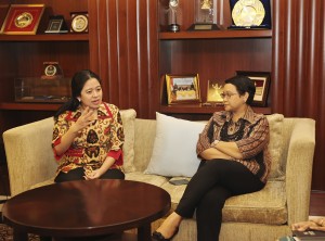 Menko PMK Puan Maharani (kiri) berbincang dengan Menlu Retno LP Marsudi (kanan) saat menjadi pembicara dalam pembekalan dan orientasi calon Duta Besar dan Kepala Perwakilan RI di Kantor Kementerian Luar Negeri, Jakarta, Rabu (11/11). Calon Duta Besar dan kepala Perwakilan RI dibekali materi pembangunan manusia dan kebudayaan, ketahanan nasional, ekonomi kreatif, serta potensi pariwisata sebelum bertugas di negara tujuan. ANTARA FOTO/Yudhi Mahatma/kye/15