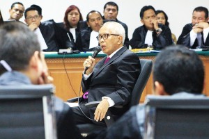Terdakwa kasus suap kepada Panitera dan Hakim PTUN Medan Otto Cornelis Kaligis (kanan) memberikan keterangan saat menjalani sidang lanjutan di Pengadilan Tipikor, Jakarta, Rabu (11/11). Dalam sidang yang mengagendakan pemeriksaan terdakwa tersebut O. C. Kaligis membantah pernah memberikan uang kepada Hakim PTUN Medan Tripeni Irianto. ANTARA FOTO/M. Ali Wafa/kye/15.