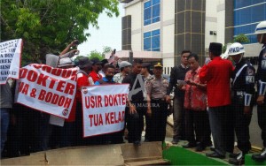 UNJUK RASA. Ratusan massa DKR saat melakukan demonstrasi di RSUD Syamrabu Bangkalan, Kamis (5/11). Mereka menilai Direktur Rumah Sakit Umum Daerah tersebut dinilai sering melakukan diskriminasi terhadap pasien miskin.