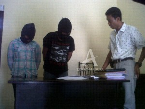 DICIDUK. sepasang muda-mudi ketika diamankan di Mapolres tepat di ruang Satnarkoba, Kamis (5/11).