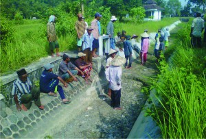 PETANI. Saluran irigasi petani yang kering saat musim kemarau. Sekitar Rp 7 miliar yang dianggarkan melalui APBN Perubahan yang dipergunakan untuk perbaikan jaringan irigasi pertanian.