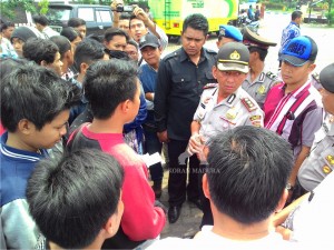 MINTA MAAF. Kepala Kepolisian Resor Bangkalan, Jawa Timur, Ajun Komisaris Besar Windiyanto Pratomo didampingi sejumlah perwira mendatangi mahasiswa untuk meminta maaf.