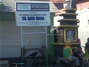 KIOS. Salah satu kios resmi yang berada di Jalan Rajawali Kota Sampang terlihat, Rabu (11/11). Setiap harinya, kios resmi itu memang selalu dalam keadaan tertutup.