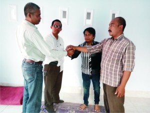 KOMPAK. Komisioner KPU Sampang Miftahur Rozak (dua dari kiri) dan Kepala Biro Koran Madura Miftahul Ulum (dua dari kanan) diapit dua pegawai Sekretariat KPU Sampang saat melakukan kunjungan redaksi di Koran Madura Biro Sampang, Sabtu (31/10).