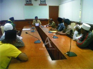 LURUG. Cakades Fauzi beserta pendukungnya ketika melurug kantor Pemkab untuk meinta perhitungan kembali, Senin (2/11).
