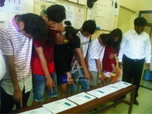 DIAMANKAN. Muda-mudi saat diamankan di ruang Satuan Narkoba, Mapolres Sampang, Senin (2/11).