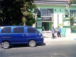 DARI DEPAN. Tampak pegawai Disdik berada di depan kantornya untuk beranjak keluar, Kamis (5/11).