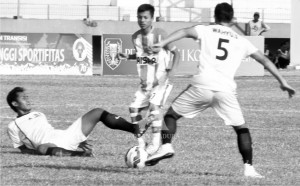LINCAH. Hari Habrian, Pemain Persepam Madura Utama (P-MU) dikawal ketat dua pemain Persebo Bondowoso saat laga lanjutan penyisihan grup D Piala Kemerdekaan 2015, yang digelar di Stadion Wilis Madiun.