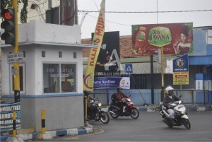 TAK BERFUNGSI. Salah satu pos pantau di pertigaan King yang dibangun Dishub Kota Probolinggo dibiarkan kosong tanpa berpenghuni.