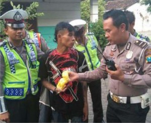 DIGELANDANG. Seorang pengendara sepeda motor yang kedapatan membawa narkoba jenis pil dextro saat melintasi jalan pantura Kota Kraksaan, Kabupaten Probolinggo.