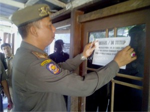 SEGEL RUMAH. Salah satu rumah yang dijadikan tempat praktik prostitusi di Dusun Kemasan, Desa Larangan Dalam, Kecamatan Larangan Pamekasan, disegel petugas.