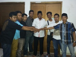 Gerakan Pemuda Pelopor (GPP) bersama Achmad Fauzi di kediamannya, Jumat (10) Malam saat mengucapkan selamat atas kemenangannya bersama Kiai Busyro.