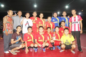 ANGKAT PIALA. Tim Pansel Sumenep saat merayakan kemenangan meraih juara 1 babak penyisihan grup dalam laga kejuaraan futsal Koran Madura Cup 2015 bersama Dirut Koran Madura, Kaisar (tiga dari kanan), Kabag Humas DPRD Kawim (dua dari kanan), dari Askab Darma (paling kanan) dan Pimred Koran Madura Zeinul Ubbadi (paling kiri). Pansel akan bawa nama Sumenep untuk pertandingan semi final se-Madura 12 Desember nanti.