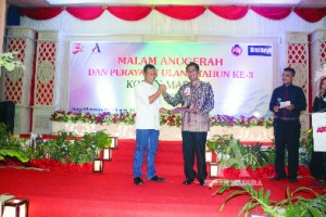 AKTIVIS ANTI KORUPSI. Mantan Direktur Utama Koran Madura, Abrari (kiri) memberikan penghargaan kepada Mathur Husyairi yang dinobatkan sebagai Aktivis Anti Korupsi oleh Koran Madura yang digelar di Gedung Korpri Sumenep, Sabtu (19/12) malam.