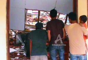 AMBROL. Rangka atap gedung yang terbuat dari galvalum tak kuat beban genteng yang selama dua hari ini diguyur hujan.