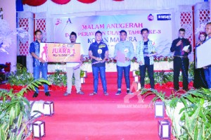 CERIA. Kordinator Futsal Koran Madura Cup (KMC), Khoiril Anwar menyerahkan Piala dan uang pembinaan kepada empat tim futsal Juara KMC 2015.