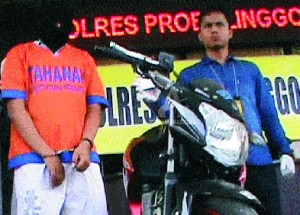 KORBAN PHK. Seorang pemuda nekad menjambret diamnakan Satreskrim Polres Probolinggo.