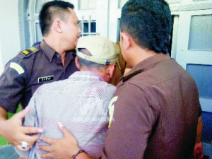 MANTAN KEPALA GUDANG BULOG PAMEKASAN, Kadiono dikawal penyidik memasuki Lapas Kelas II A Pamekasan, Selasa (29/9).