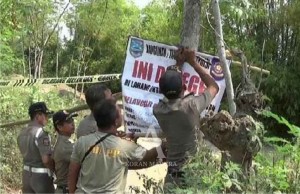 DITUTUP. Satpol PP memasang papan larangan untuk kawasan penambangan pasir karena dinilai membahayakan bagi pekerja dan melanggaran peraturan pemerintah.