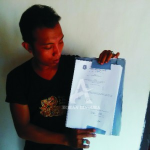 TUNJUKKAN. Muhamad Fahrul, Sekretaris Poktan Sekar Wangi menunjukkan berkas pengajuan pembuatan akte notaris poktannya yang belum ditandatangani kepala desa.