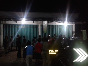 Suasana penutupan dua kafe pada Rabu (25/5) malam.