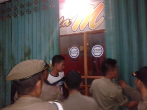 Situasi penutupan dua kafe secara permanen, Kamis (26/5) dini hari.